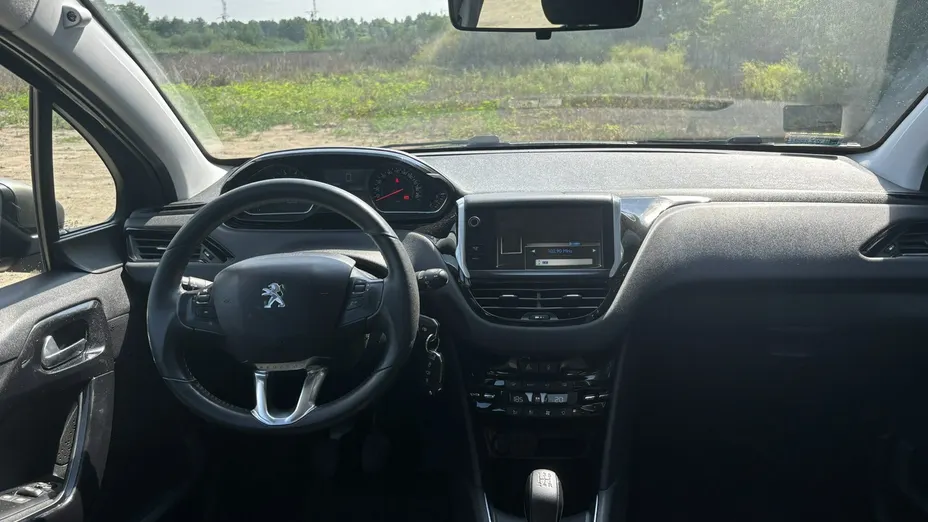 PEUGEOT 208 -