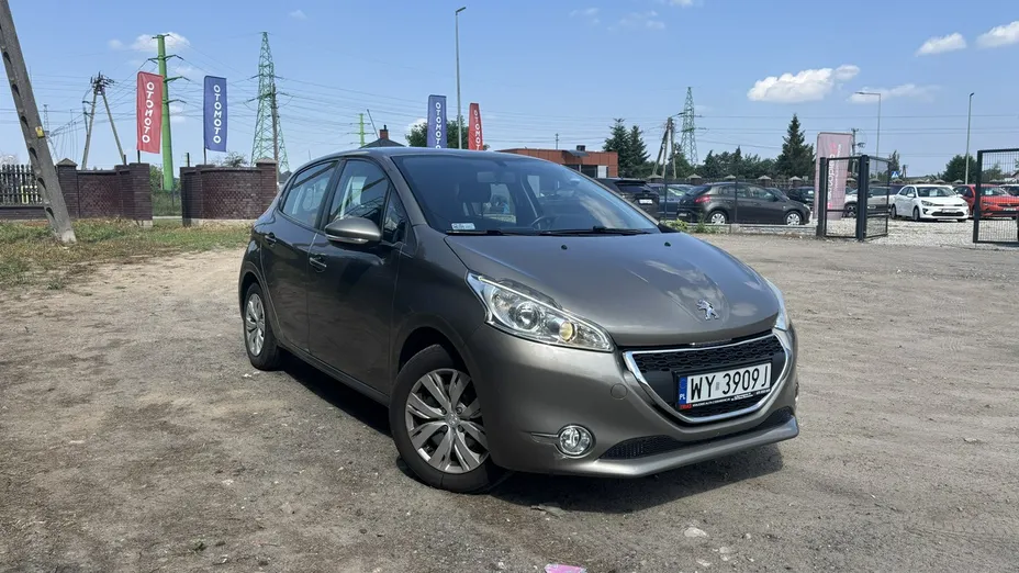 PEUGEOT 208 -