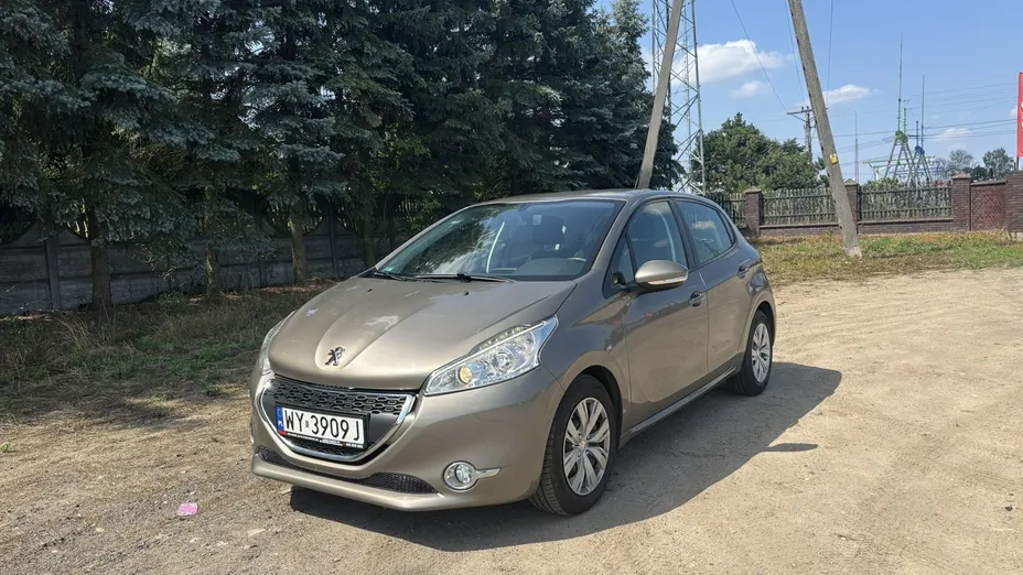PEUGEOT 208 -