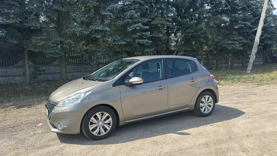 PEUGEOT 208 -