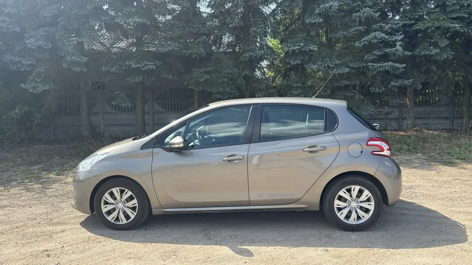 PEUGEOT 208 -
