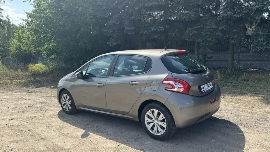 PEUGEOT 208 -