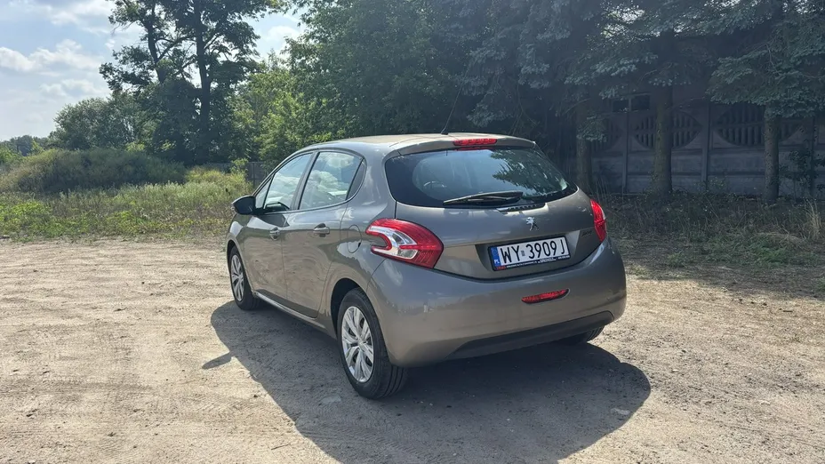 PEUGEOT 208 -