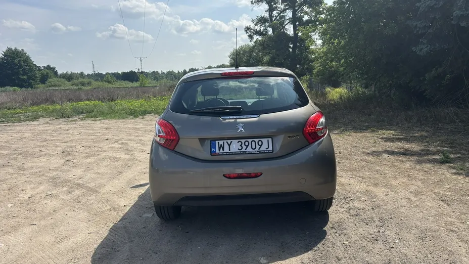PEUGEOT 208 -