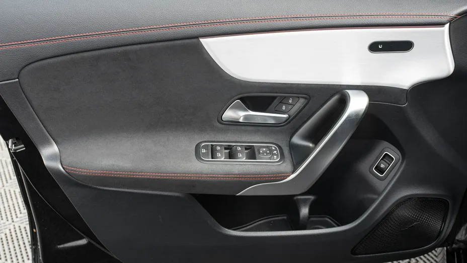 MERCEDES-BENZ CLA -