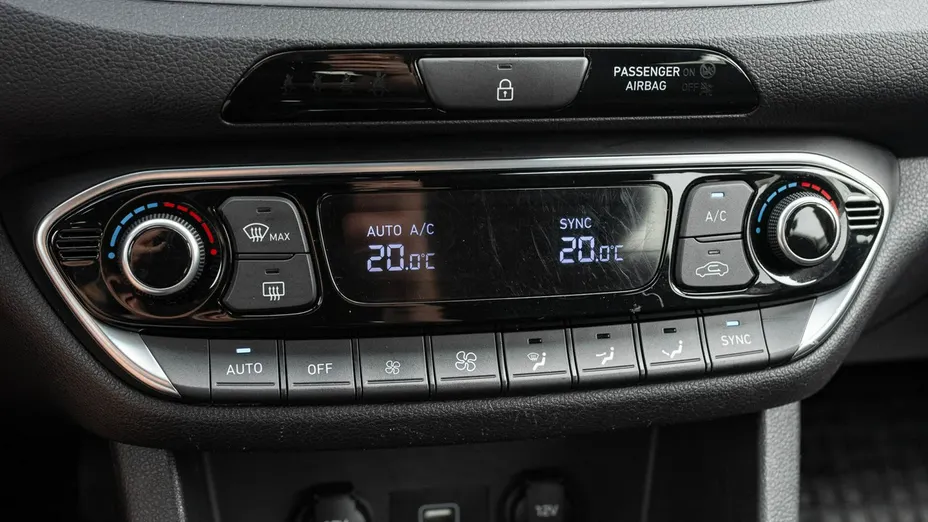 HYUNDAI i30 -