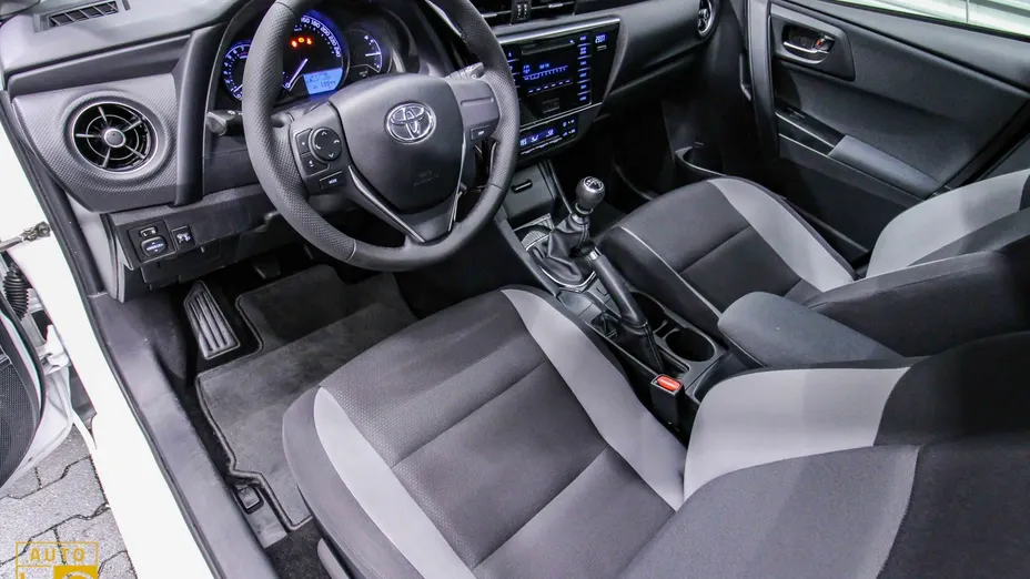 TOYOTA Auris -