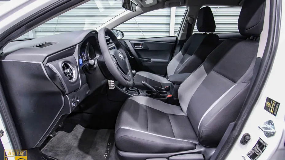 TOYOTA Auris -