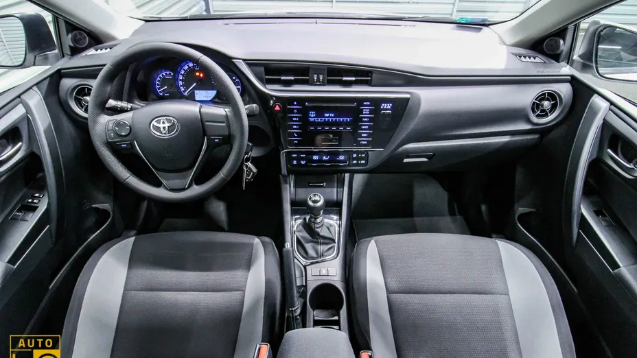 TOYOTA Auris -