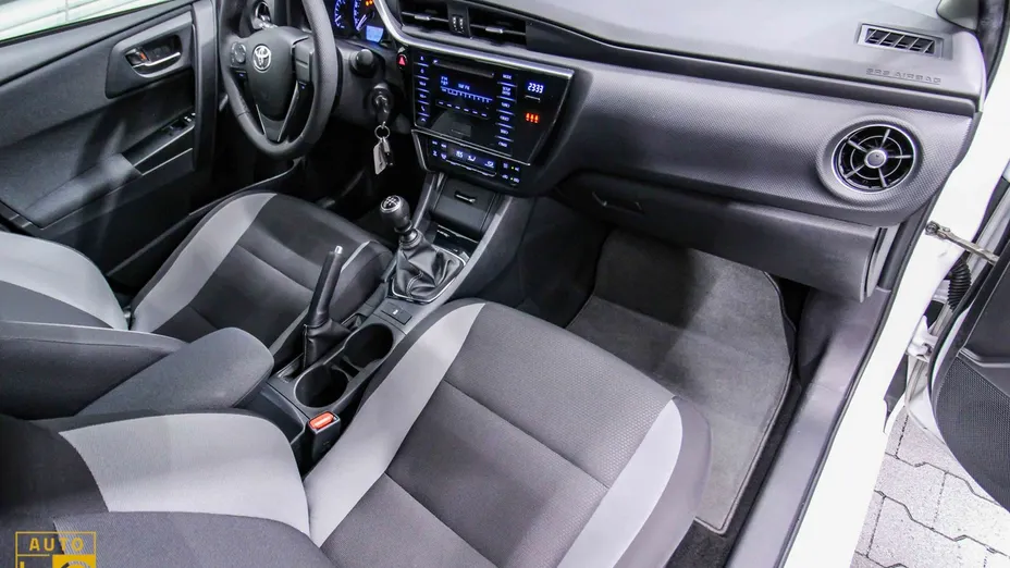 TOYOTA Auris -