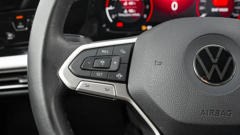 VOLKSWAGEN Golf -