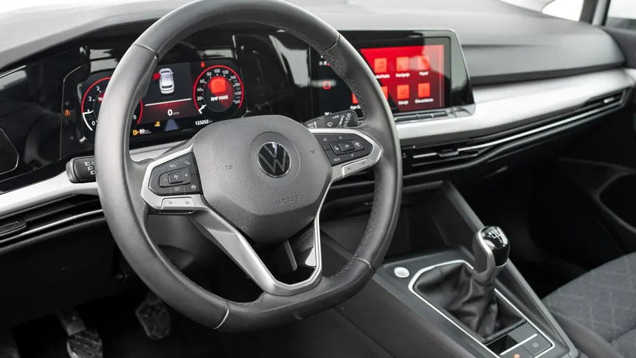 VOLKSWAGEN Golf -