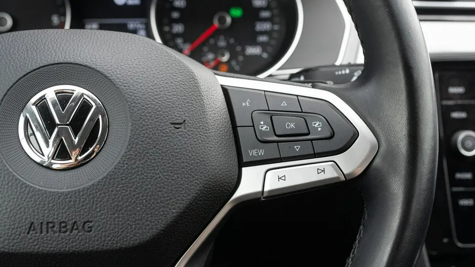 VOLKSWAGEN Passat -