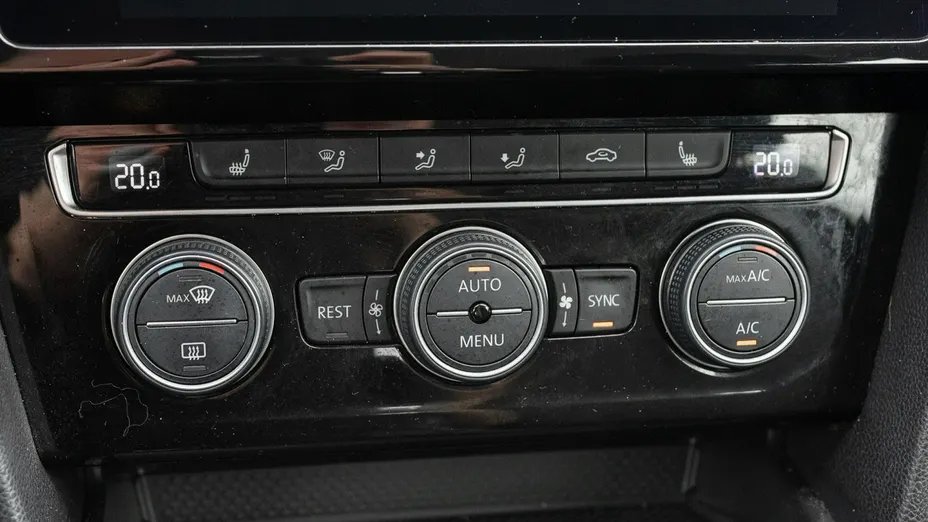 VOLKSWAGEN Passat -