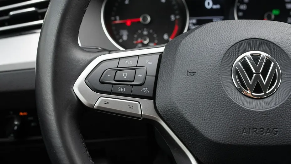 VOLKSWAGEN Passat -