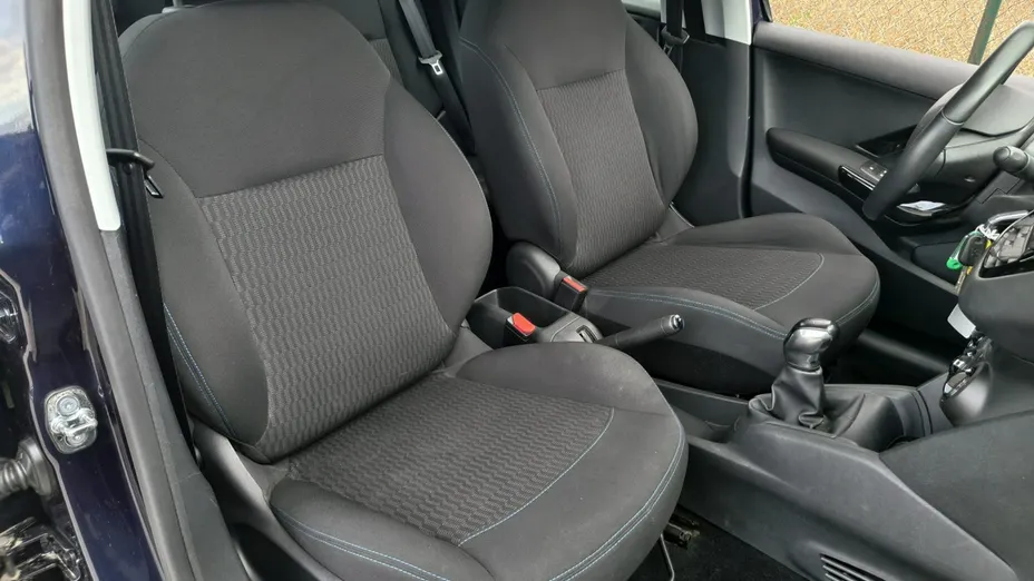 PEUGEOT 208 -