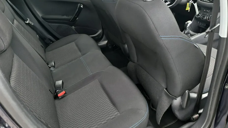 PEUGEOT 208 -