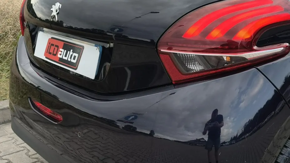 PEUGEOT 208 -