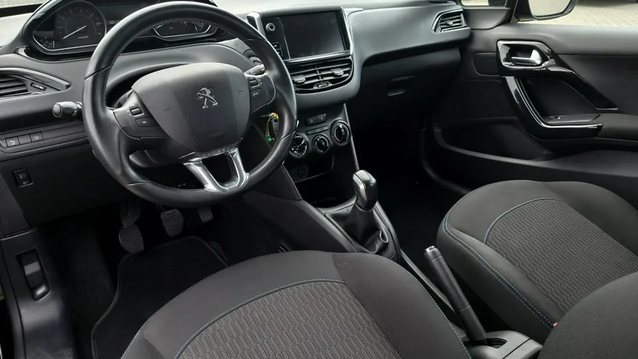 PEUGEOT 208 -