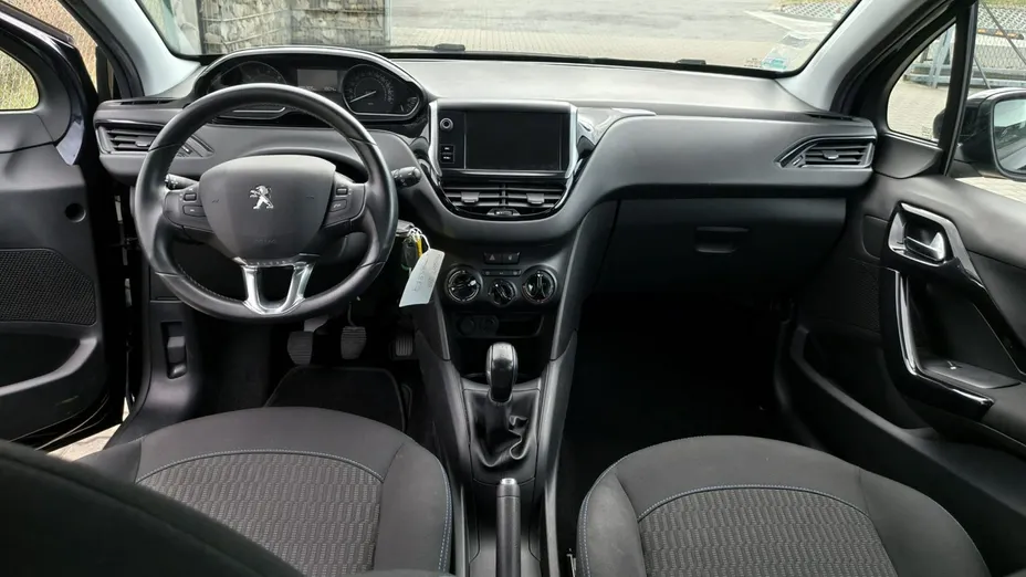 PEUGEOT 208 -
