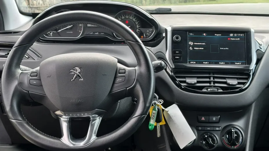 PEUGEOT 208 -