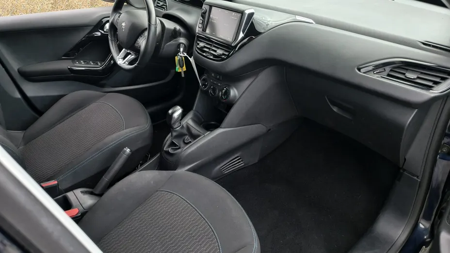 PEUGEOT 208 -