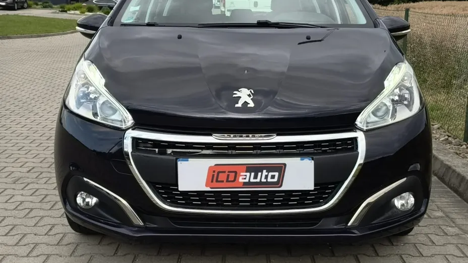 PEUGEOT 208 -