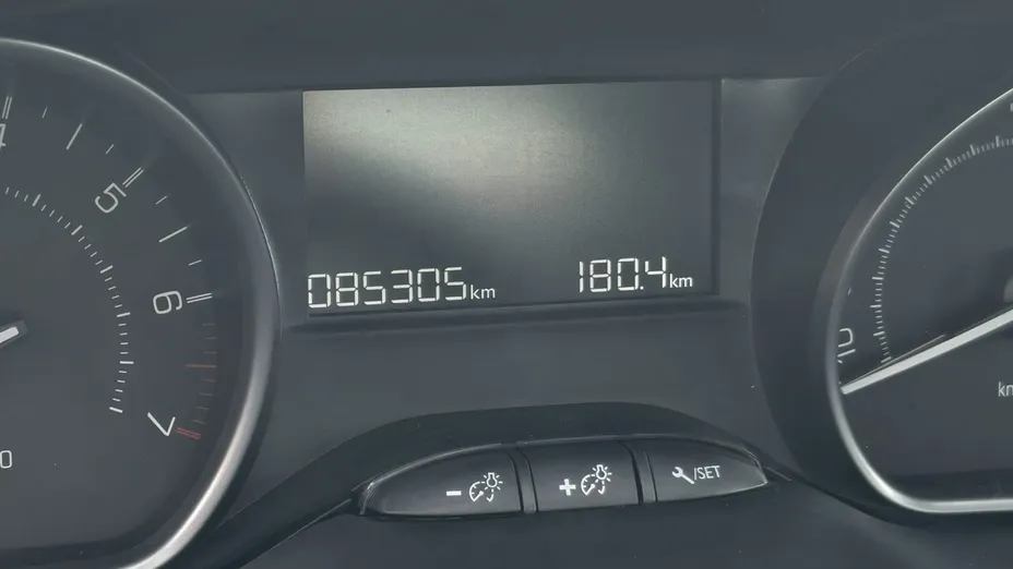PEUGEOT 208 -