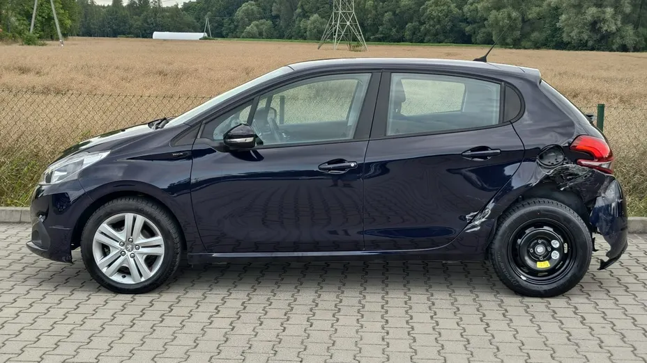 PEUGEOT 208 -