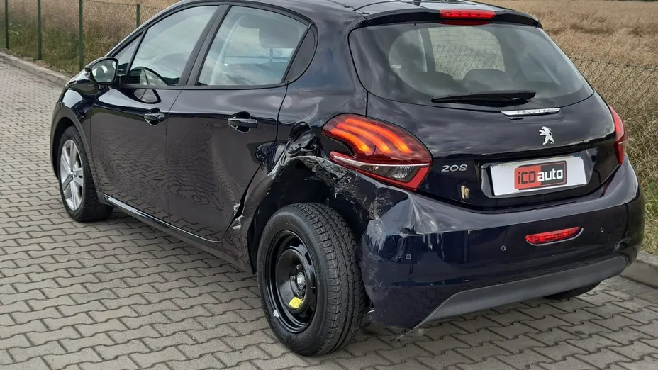 PEUGEOT 208 -