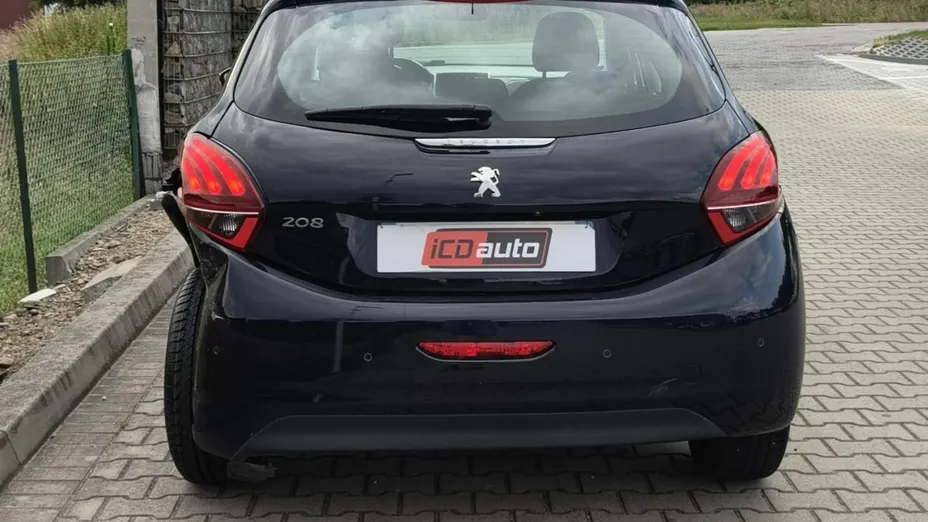 PEUGEOT 208 -