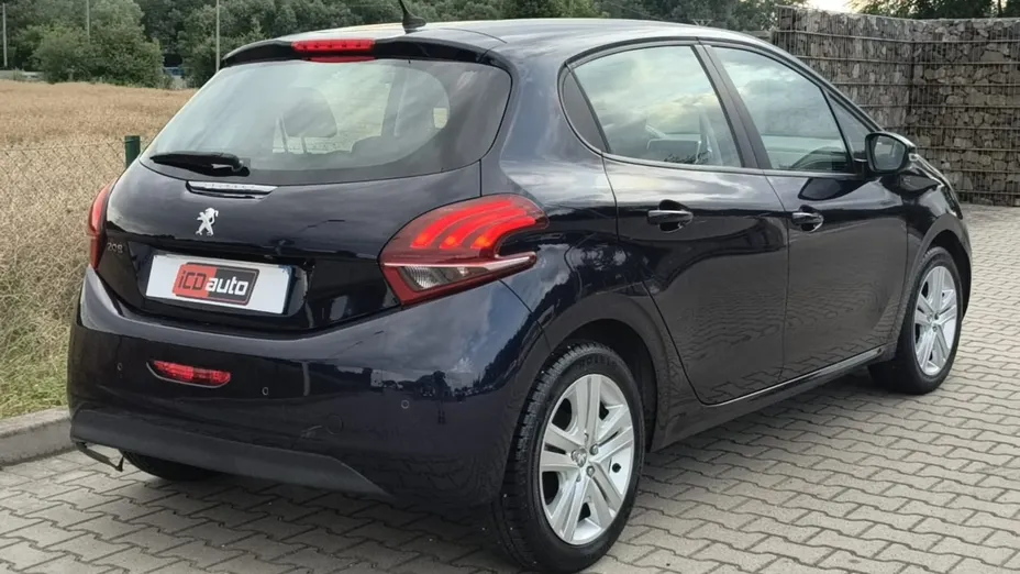 PEUGEOT 208 -