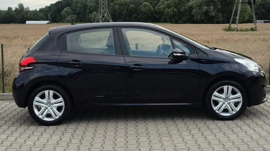 PEUGEOT 208 -