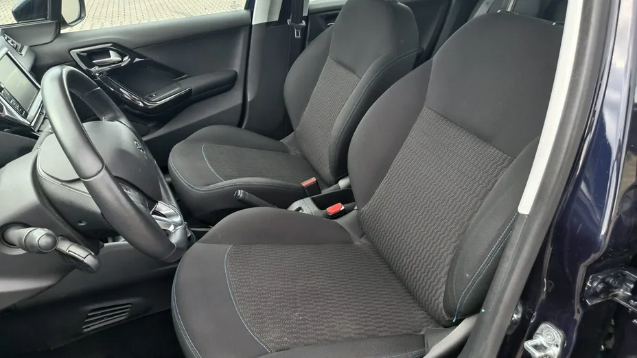 PEUGEOT 208 -