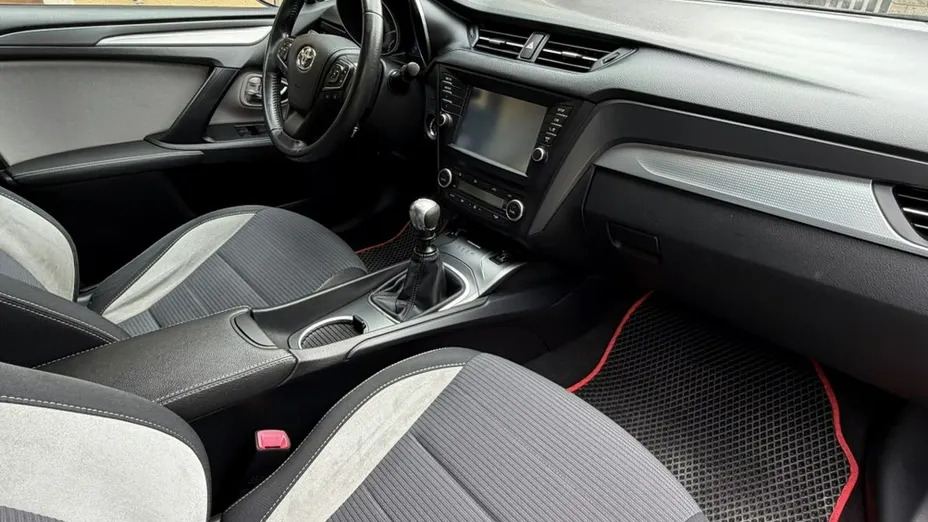TOYOTA Avensis -