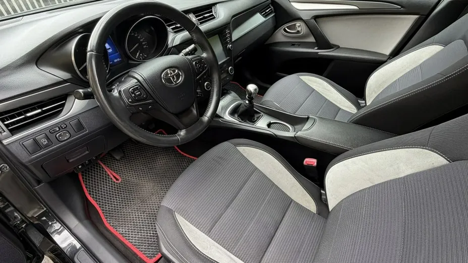 TOYOTA Avensis -