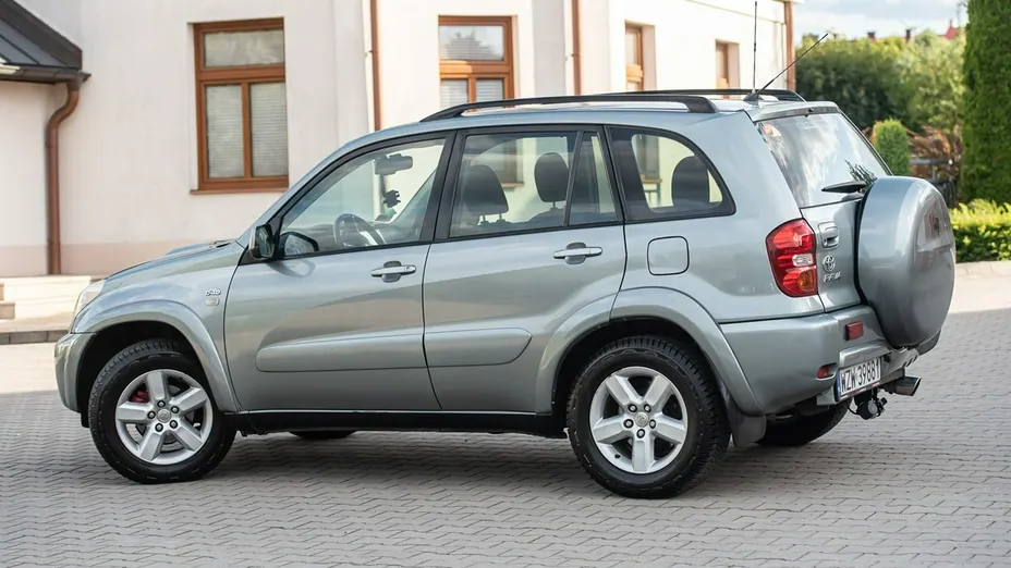 TOYOTA RAV4 -