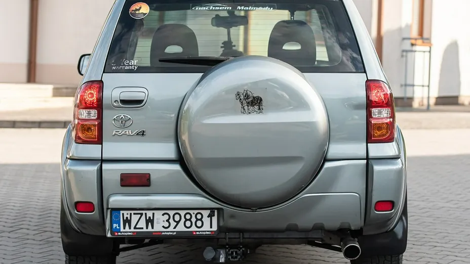 TOYOTA RAV4 -