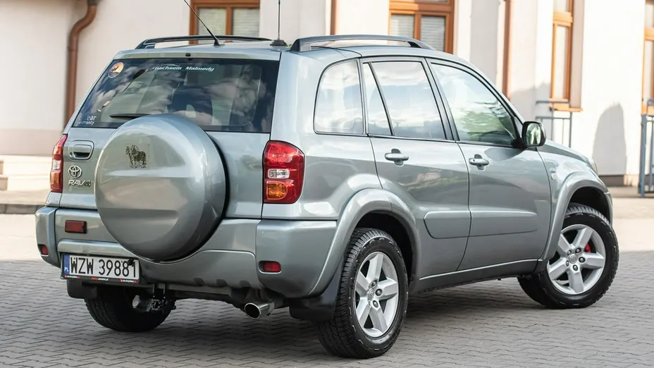 TOYOTA RAV4 -