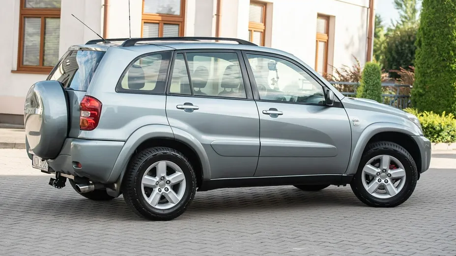 TOYOTA RAV4 -