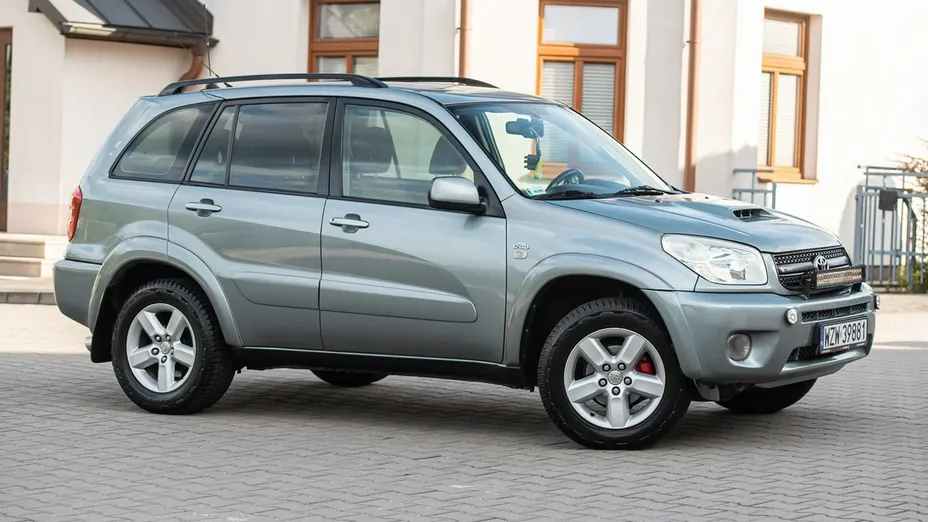 TOYOTA RAV4 -