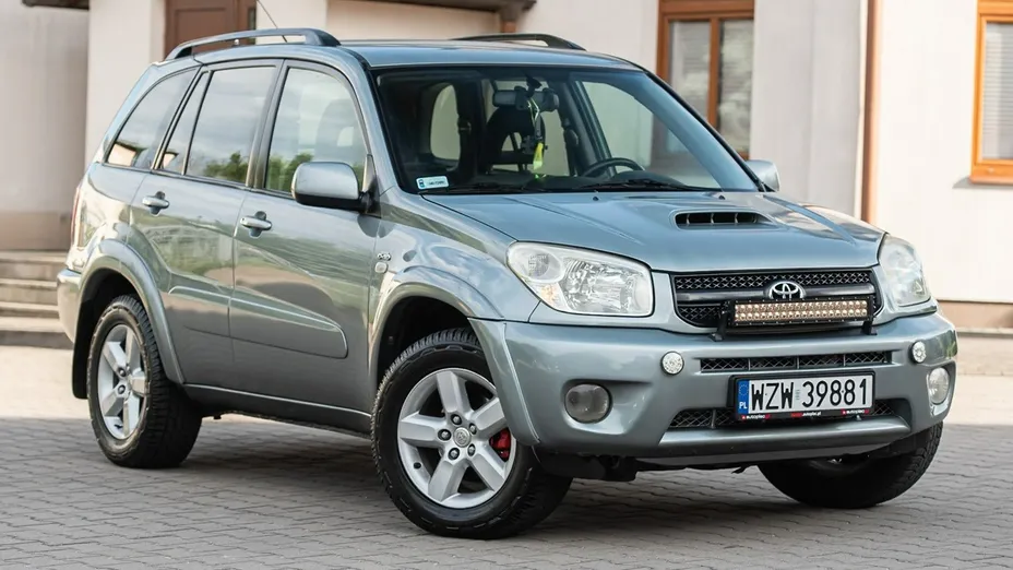 TOYOTA RAV4 -