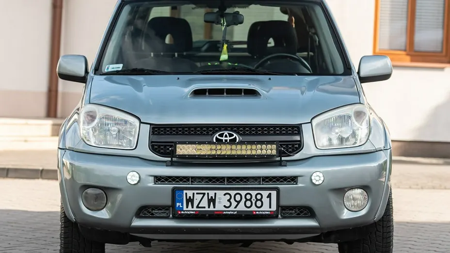 TOYOTA RAV4 -