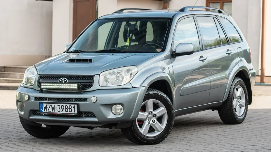 TOYOTA RAV4 -