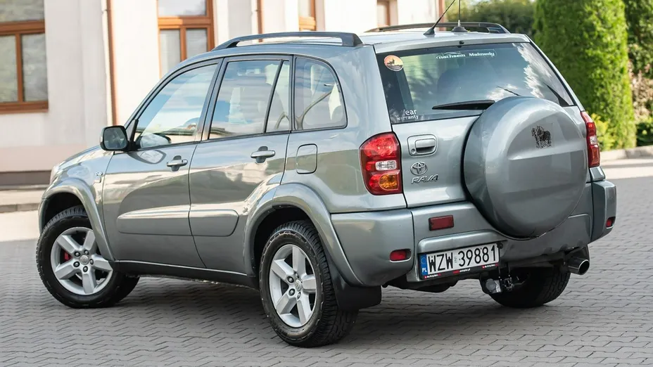 TOYOTA RAV4 -