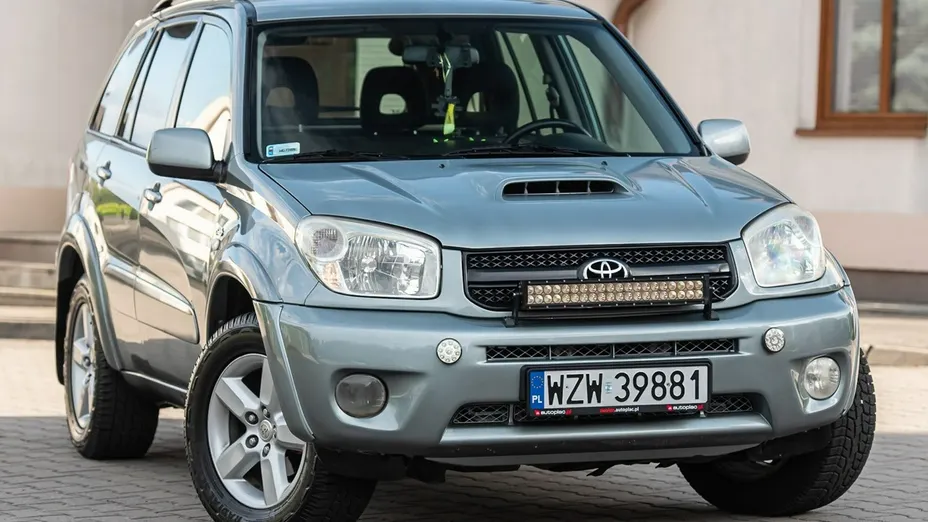 TOYOTA RAV4 -