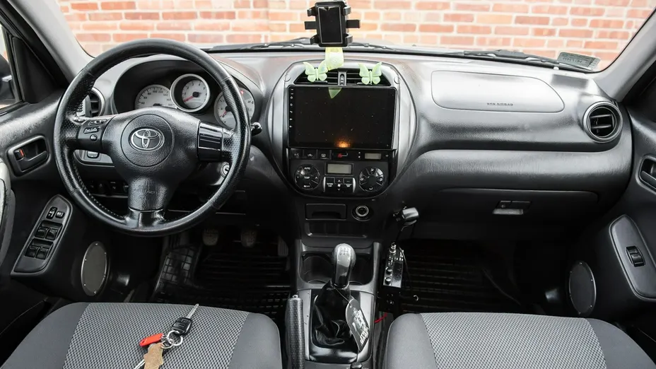 TOYOTA RAV4 -