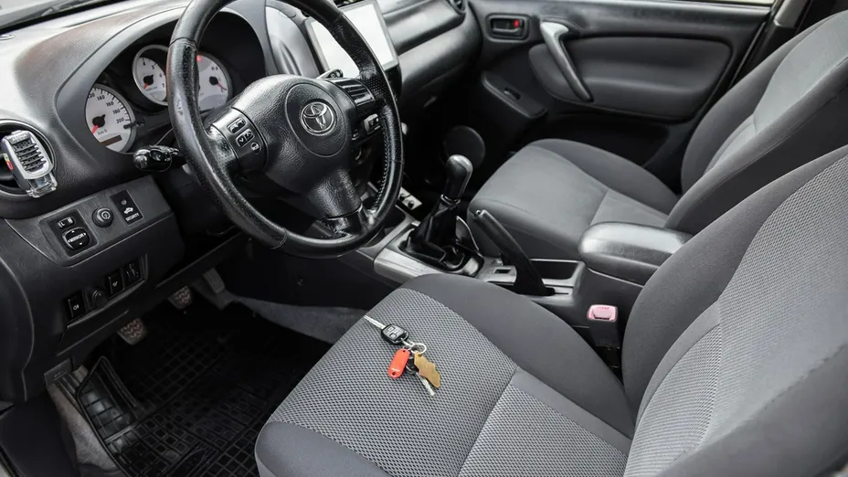 TOYOTA RAV4 -