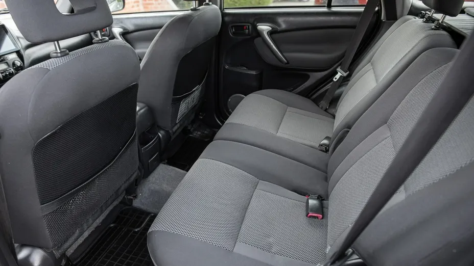 TOYOTA RAV4 -