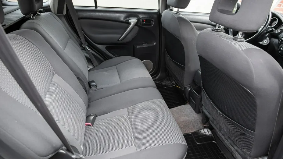 TOYOTA RAV4 -